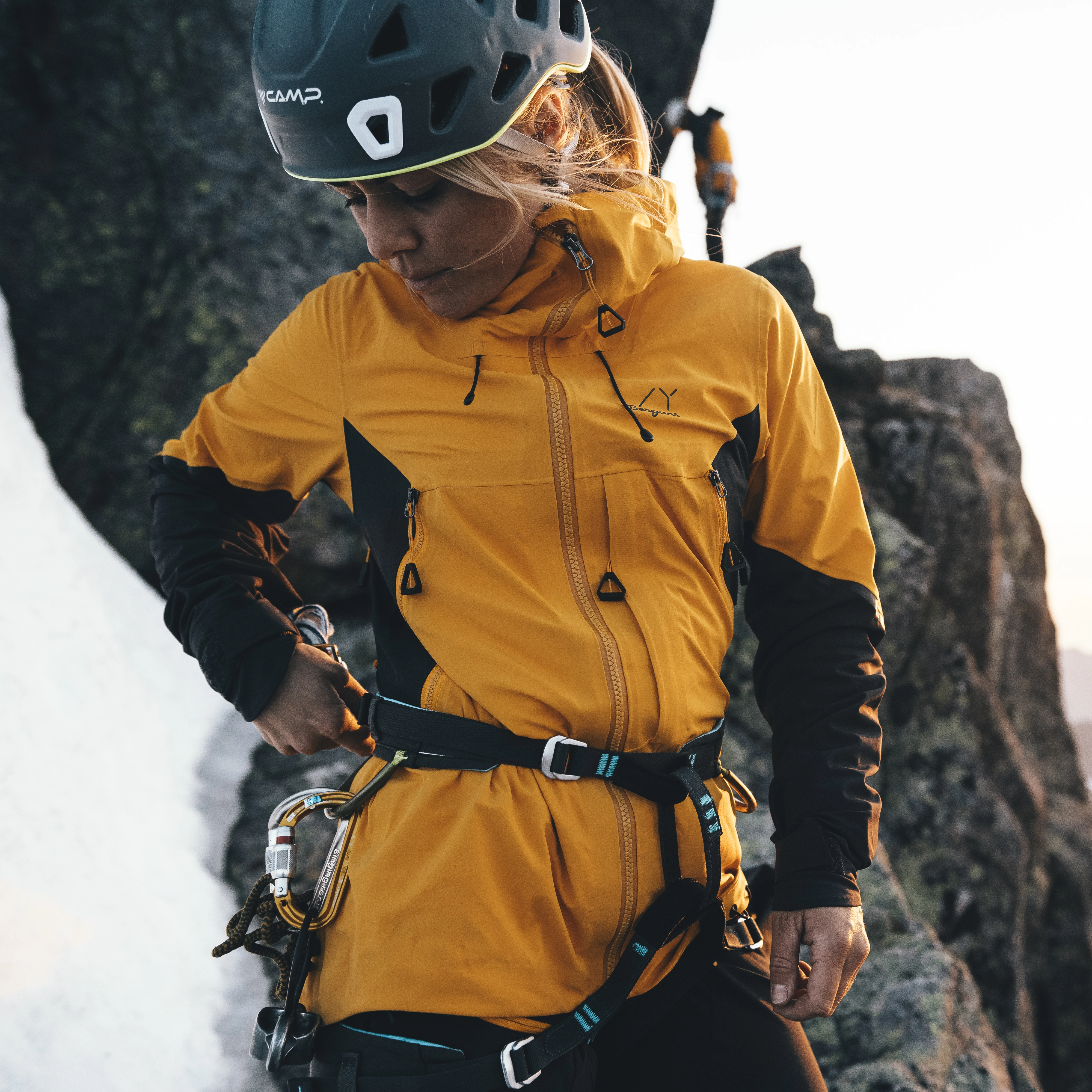 Y MountainLine Hybrid Softshell Jacket Women Mango Yellow / Dark Shadow Grey