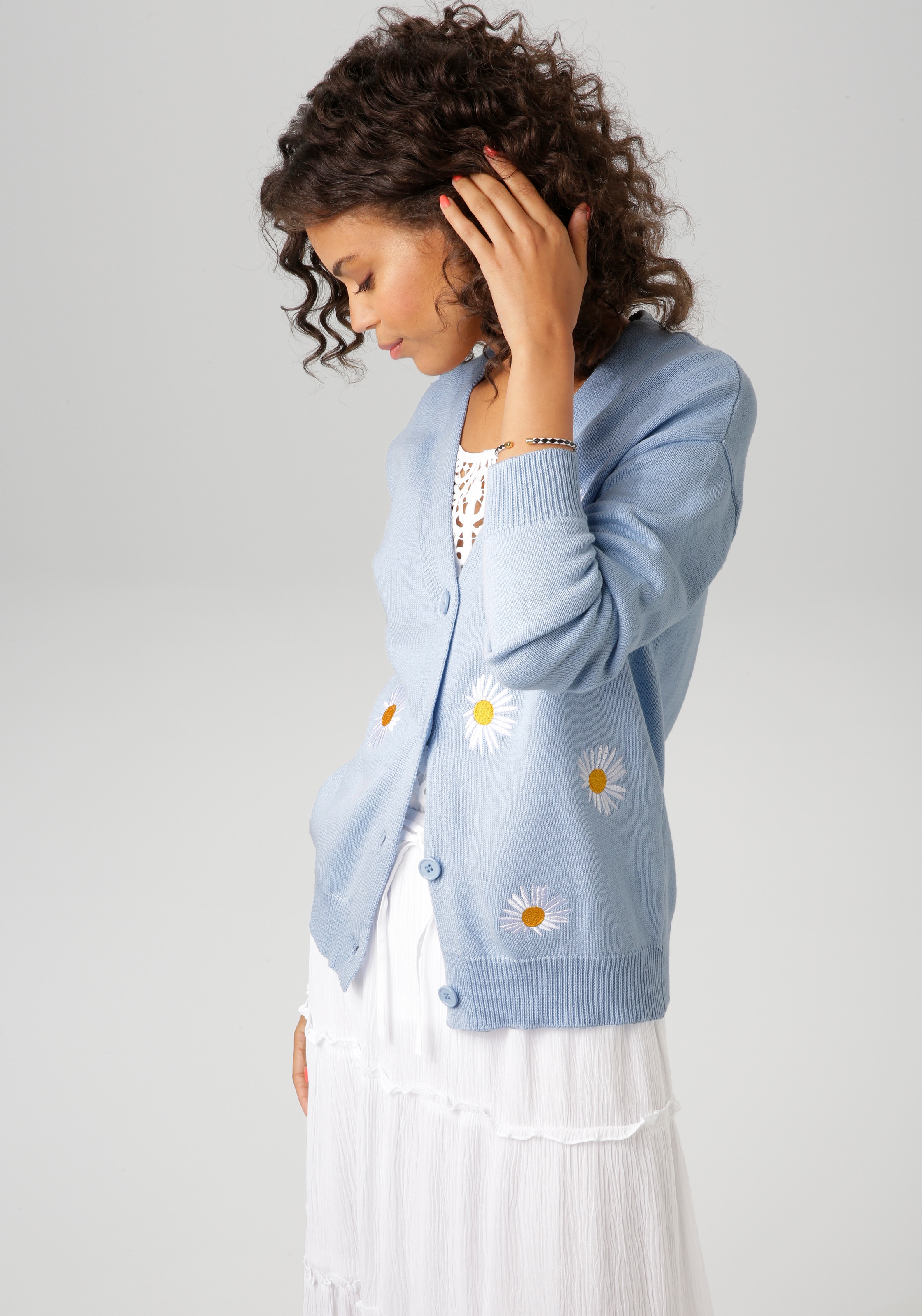 Aniston CASUAL Strickjacke , mit aufgestickten Margeriten verziert
