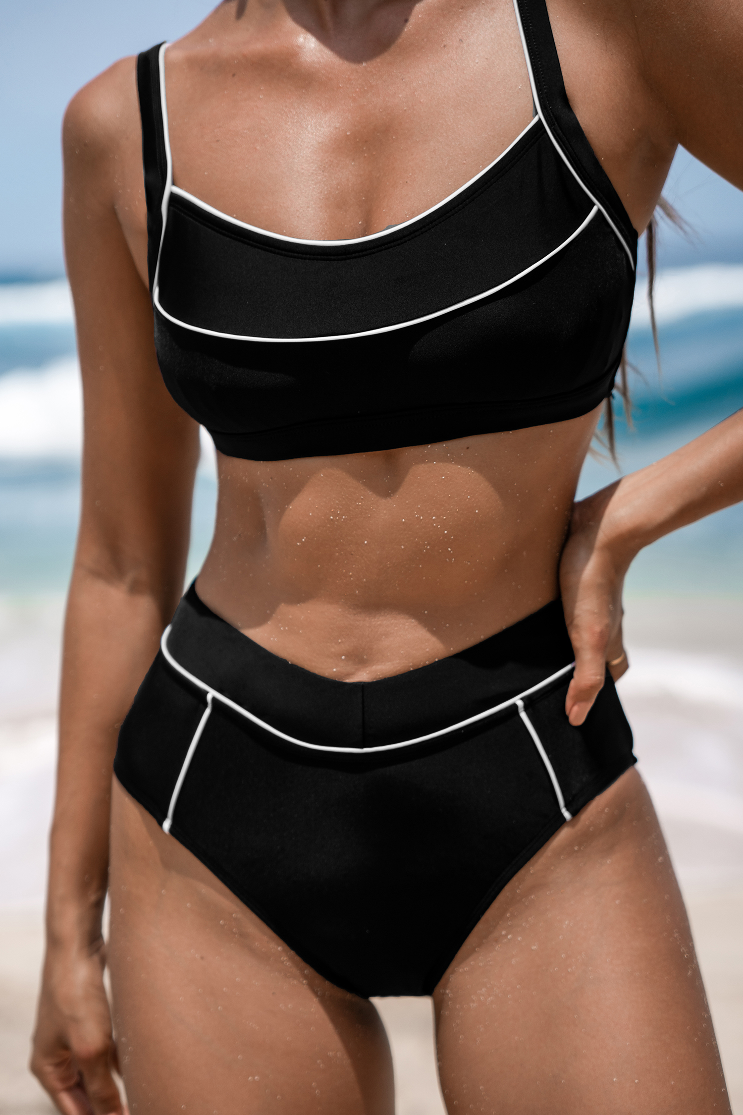 Bikini taille haute en V à col carré noir