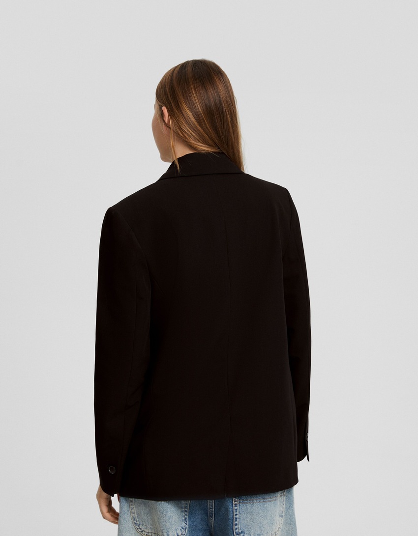 Blazer feminino de corte regular e abotoamento duplo.