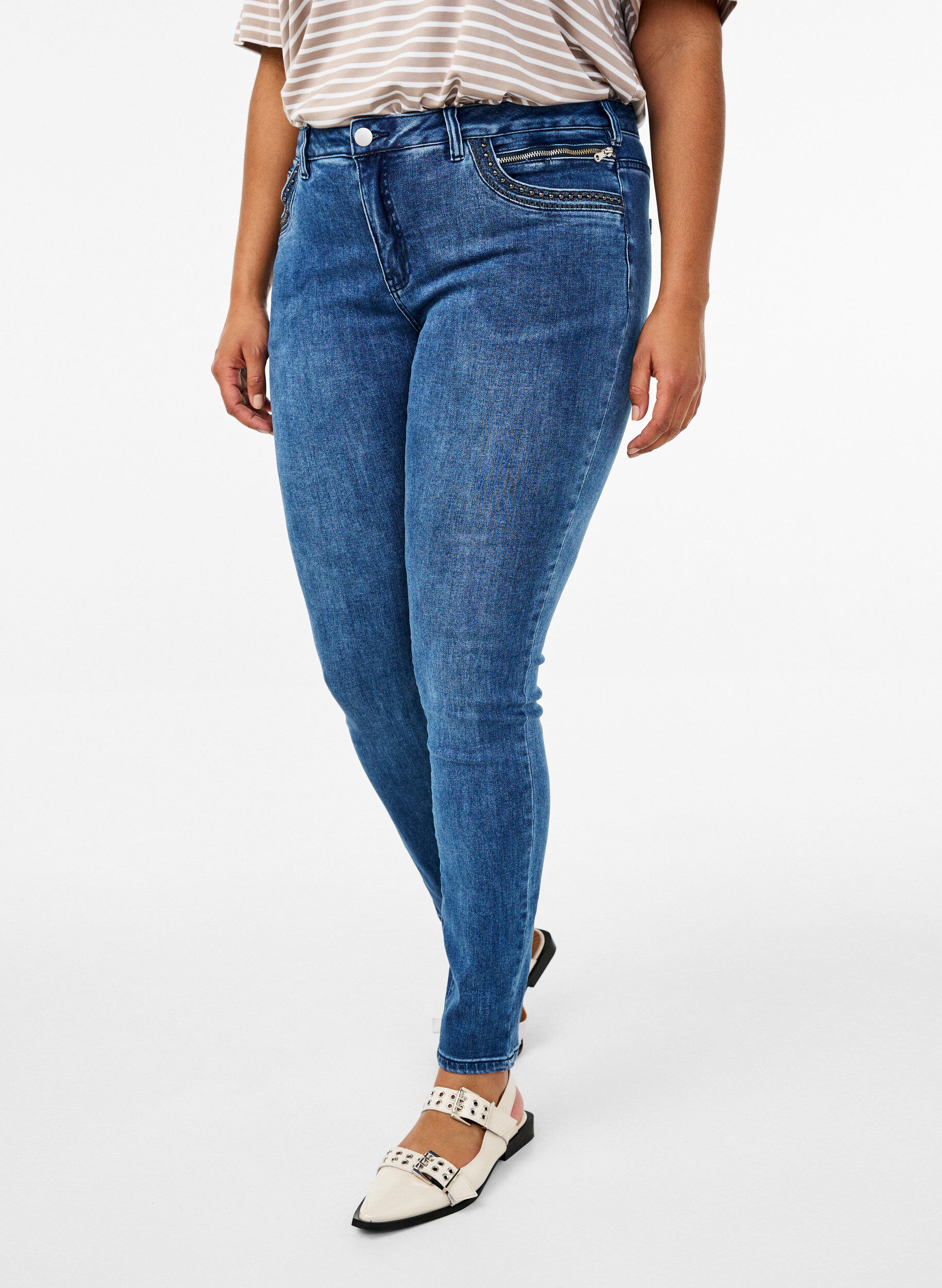 Super slim sanna jeans med nittedetaljer