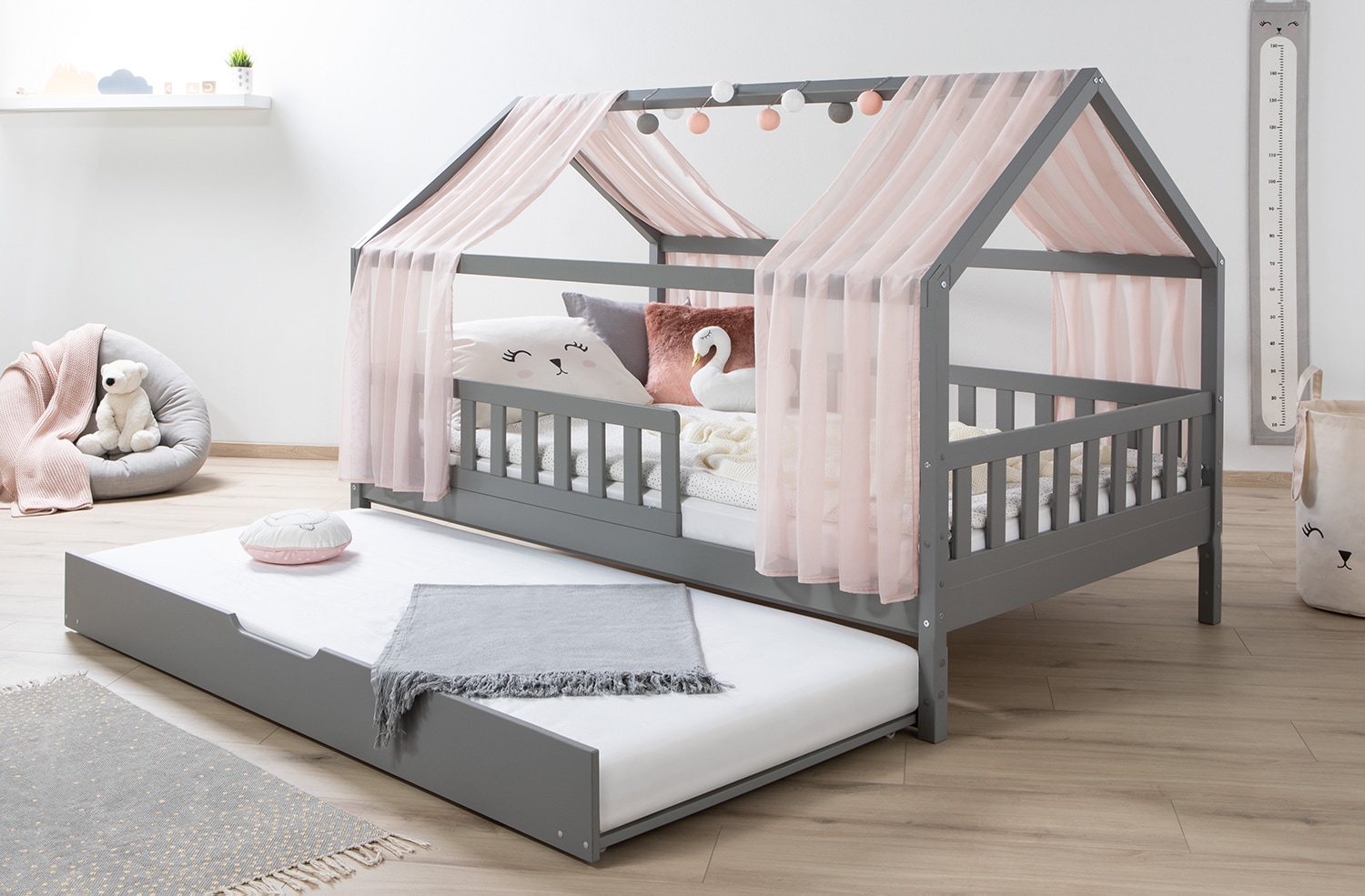 TiCAA Hausbett mit Tüll Kim 90x200 cm, 100x200 cm, 120x200 cm, 140x200 für Jungen & Mädchen, inkl. Rolllattenrost, Zusatzbett und Rausfallschutz variabel, Hellgrau aus Kiefer Massivholz