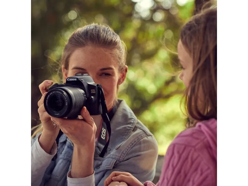 Canon EOS 250D - Digitalkamera - SLR - 24.1 MP - APS-C - 4K / 25 fps - 3x optisk zoom EF-S 18-55 mm III objektiv - Wi-Fi, Bluetooth - sort