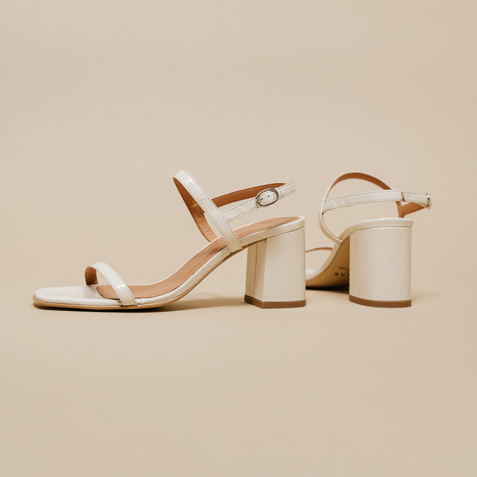 Sandales ouvertes à talons  en cuir brillant écru