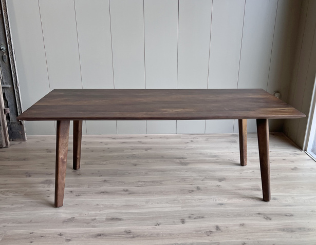 Eetkamertafel Mango walnoot met houten poot 200x100cm