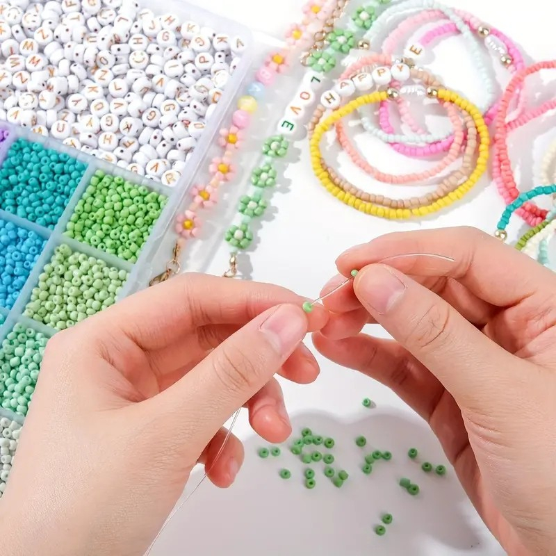(8000-tlg. Set) Runde Mini Perlen DIY Bastel Schmuck Buchstaben / Muscheln Zwischenperle inkl. Nylonband für Armband / Kette - Bunt
