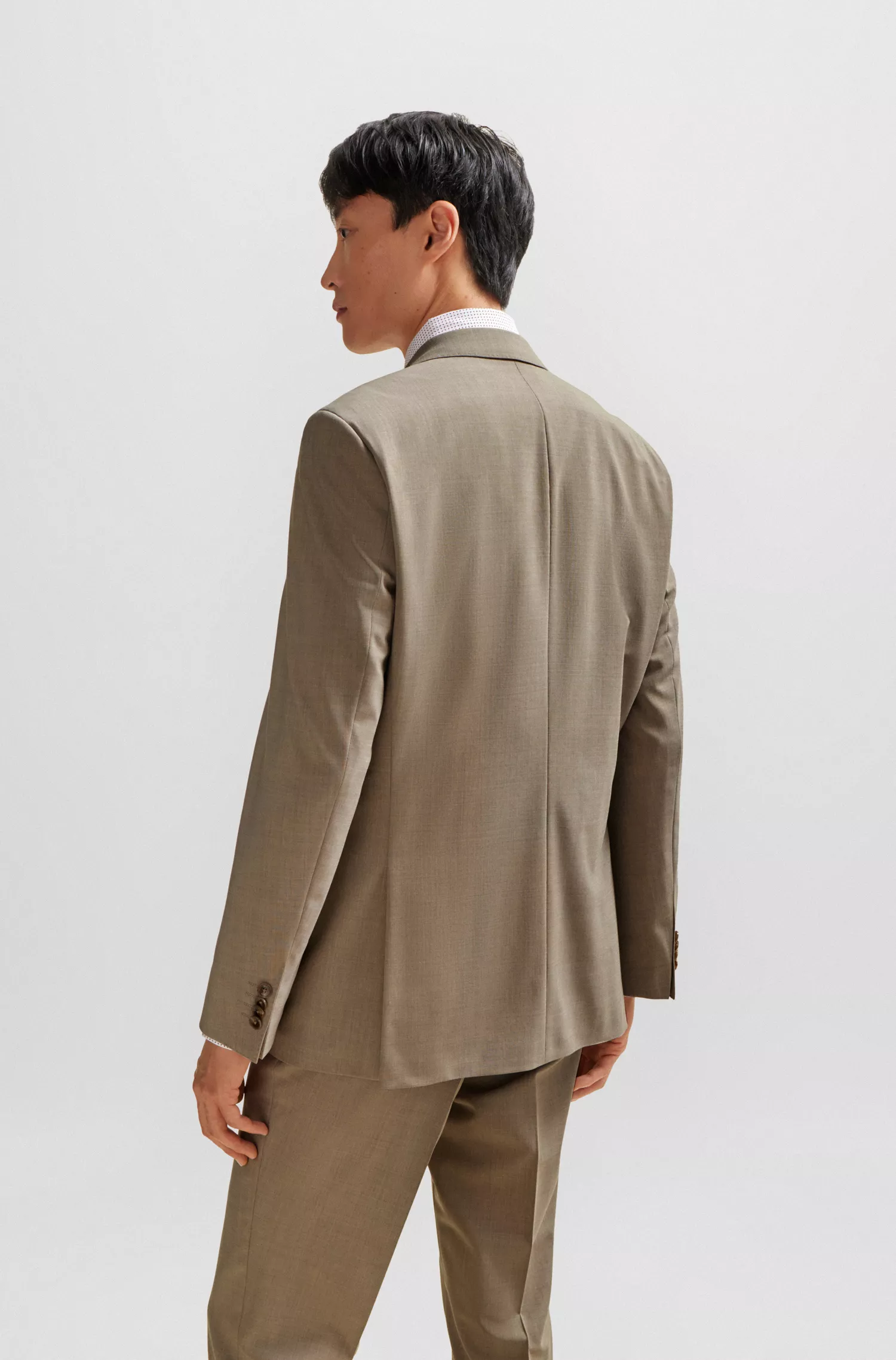 Terno BOSS preto de corte regular em lã elástica resistente a amassados.