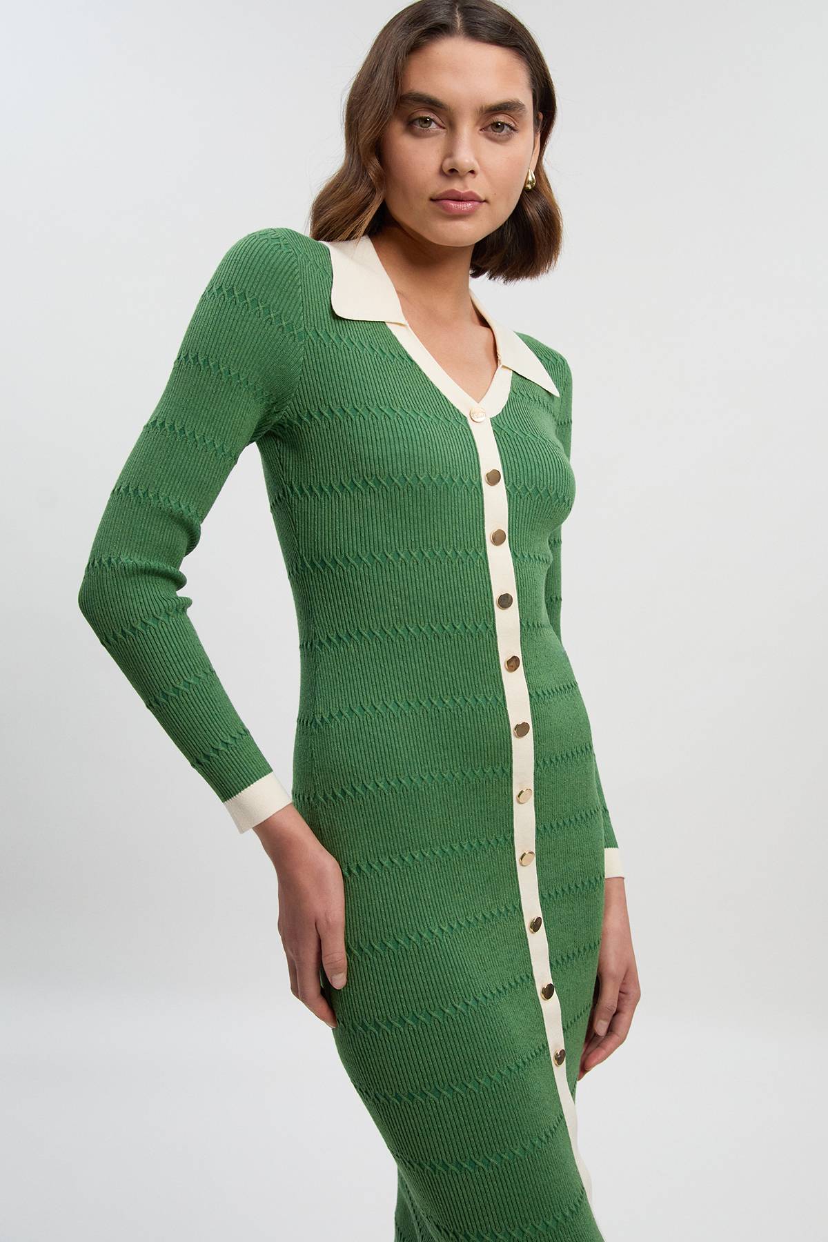 KarenMillen Robe Midi Tricotée en Viscose avec Détails Côtelés et Boutons Couleur Contrastante