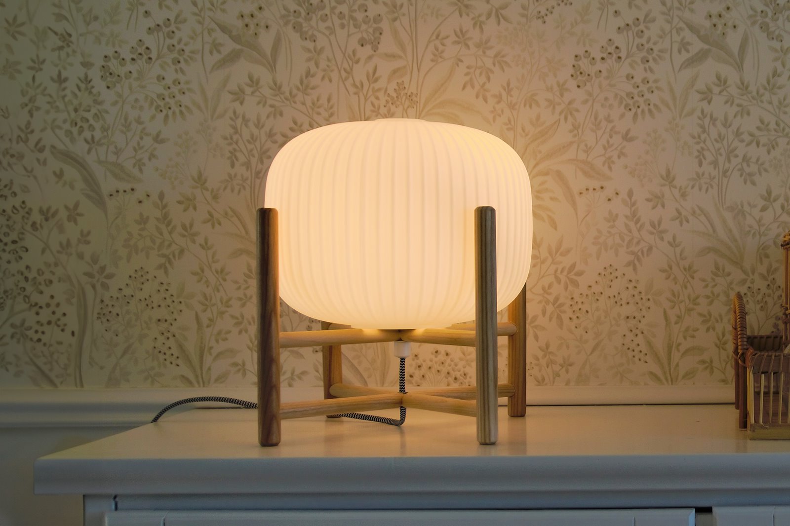 Vinda bordlampe Stor natur tre med hvit opalglass, ledning og bryter E27 Max 40W