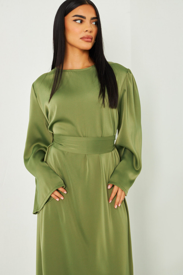 Robe ample ceinturée et satinée kaki