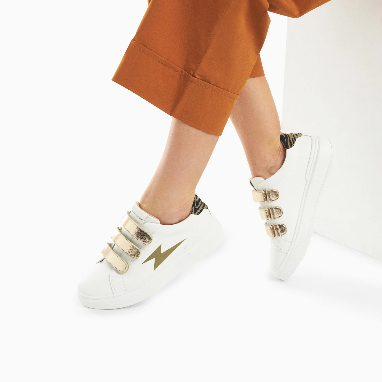 Sneakers-Baskets éclair Salomé blanc et kaki à scratchs or