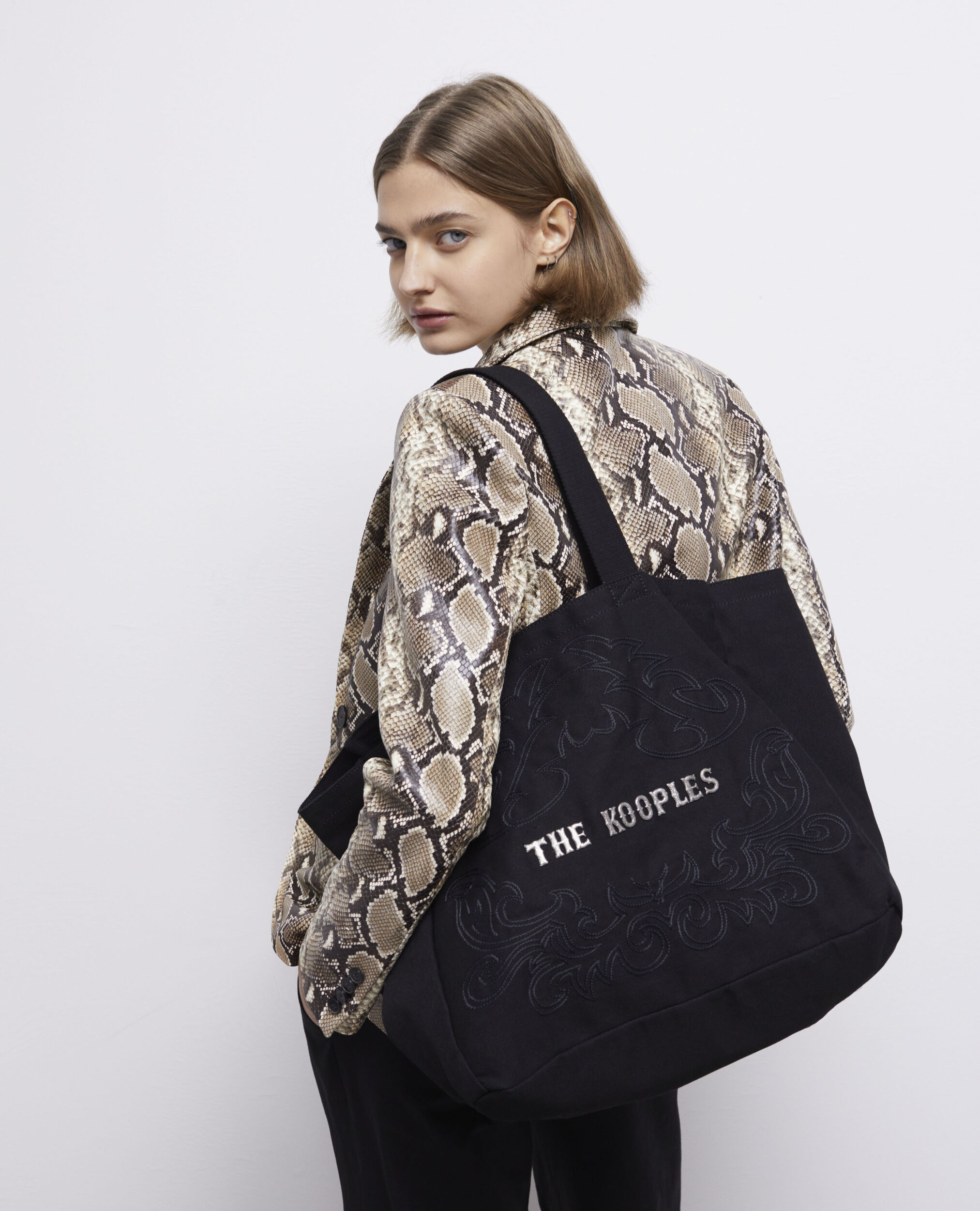 Grand sac cabas noir avec broderies et logo