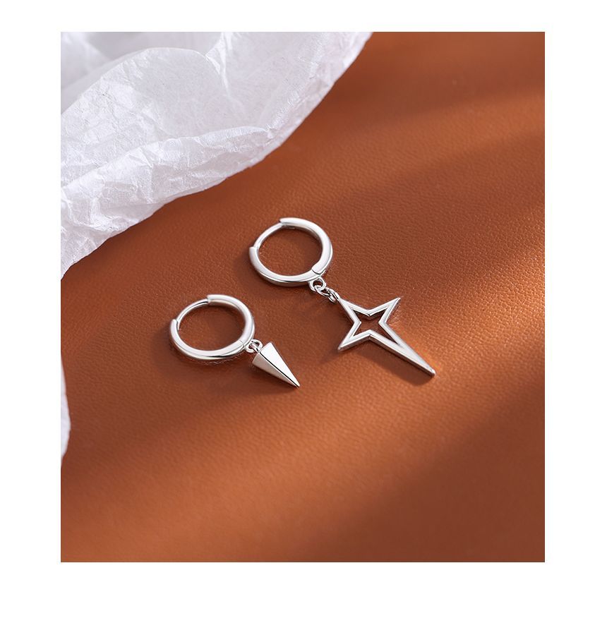 Toinianimos - Stervormige asymmetrische oorbel van sterlingzilver