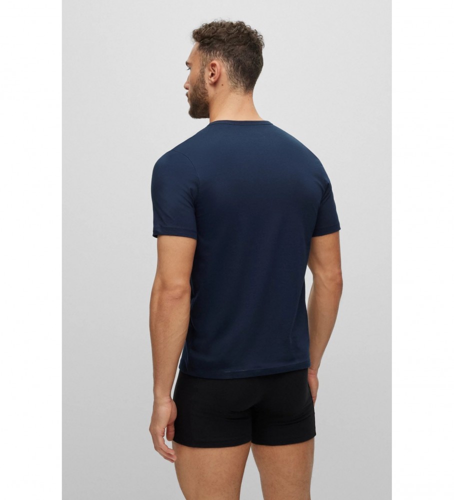 Conjunto de 3 camisetas BOSS nas cores verde, preta e azul marinho.