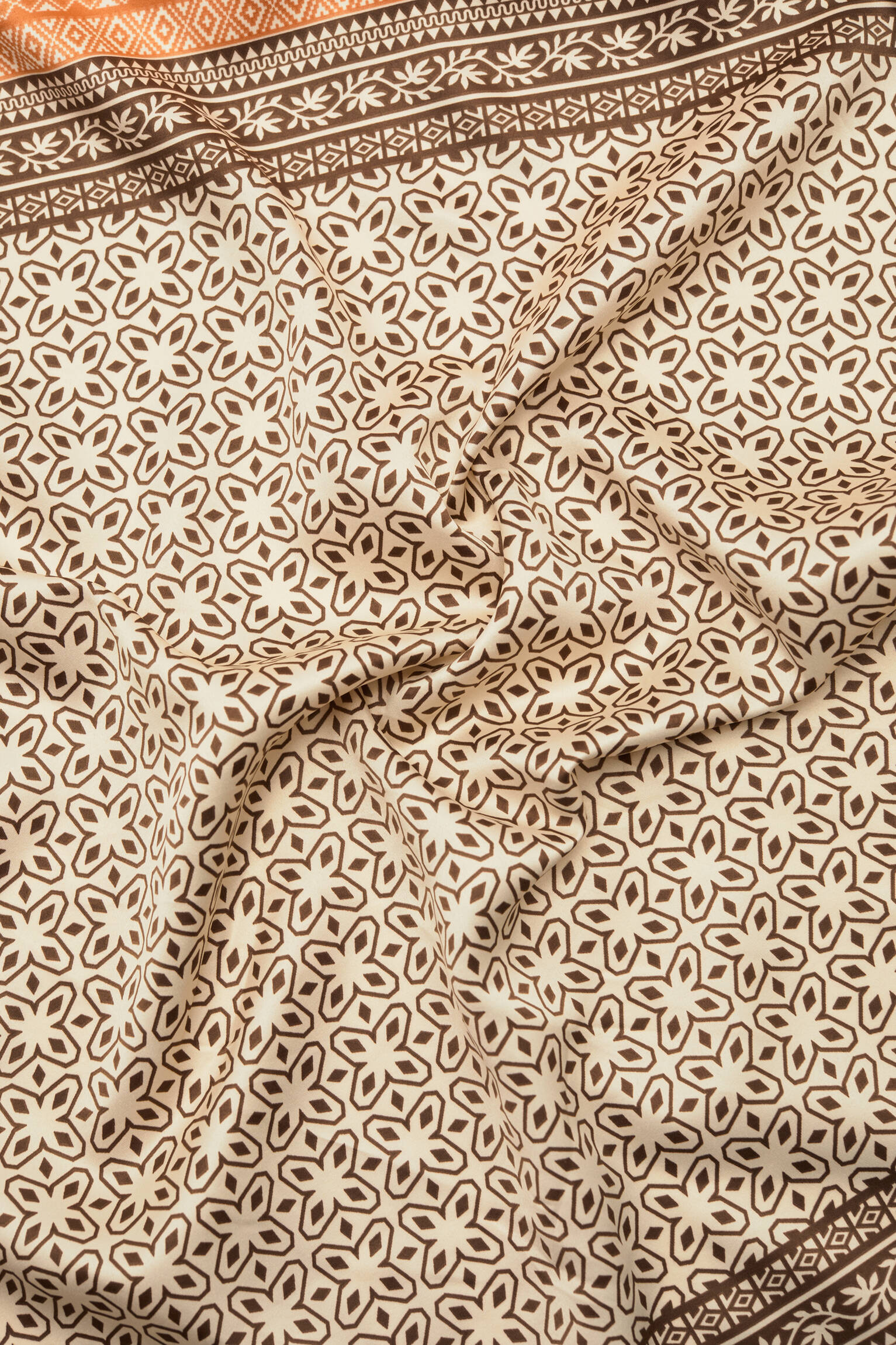 LENÇO DE CETIM COM ESTAMPA FLORAL - MARROM