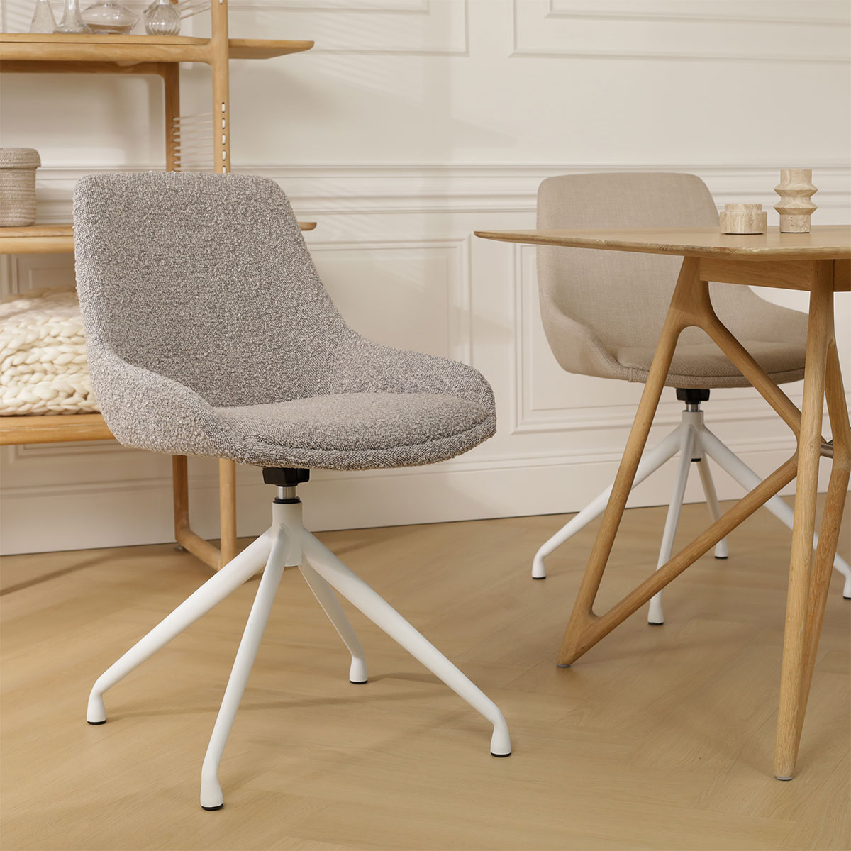 Eetkamerstoel Nola-Isa bouclé taupe - wit onderstel
