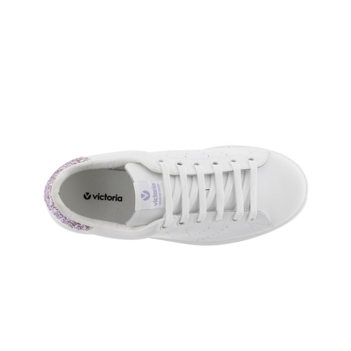 Tênis Victoria Tennis em couro branco com calcanhar brilhante e logotipo recortado.