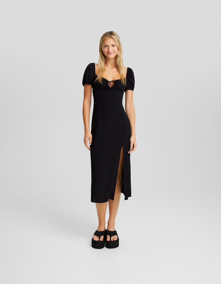 Vestido midi de manga curta com decote amarrado.