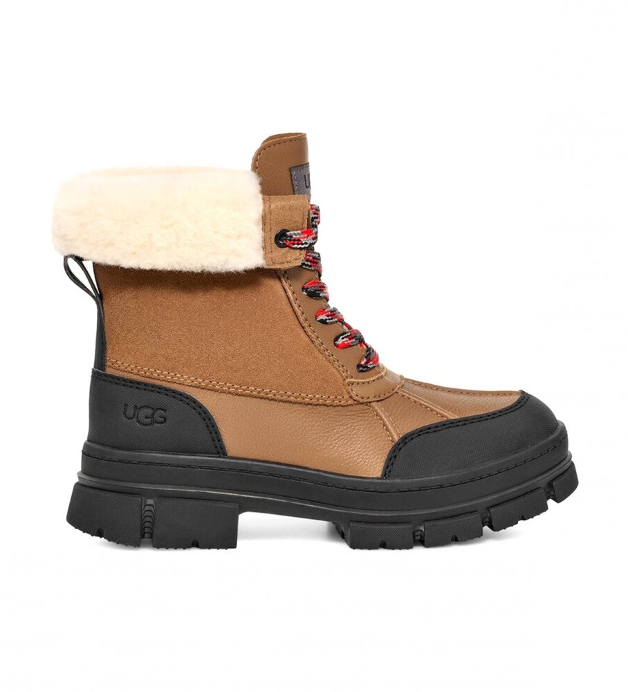 Botas UGG W Ashton Addie de couro marrom e preto.