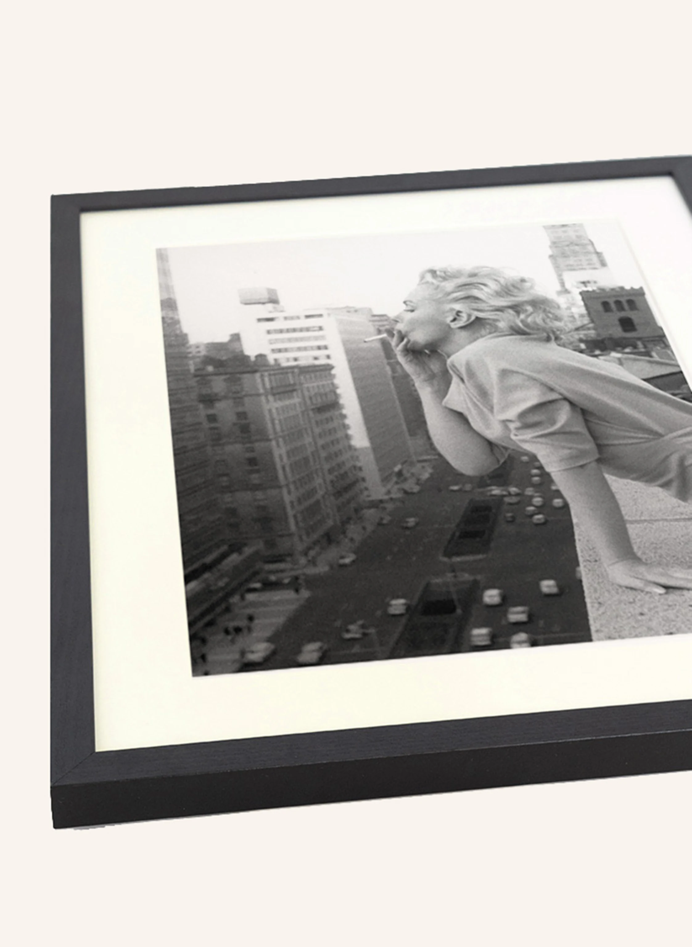 Liv Corday Wandbild MARILYN IM 'AMBASSADOR HOTEL' IN NEW YORK mit Rahmen