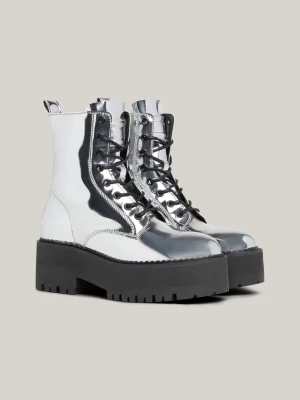 Botas plataforma metálicas com fita de logotipo repetida