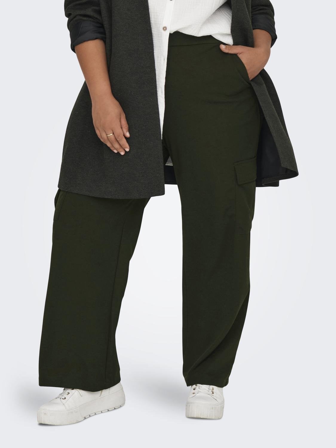 CARVERIA Normal geschnitten Cargo-Hose Winter Moss