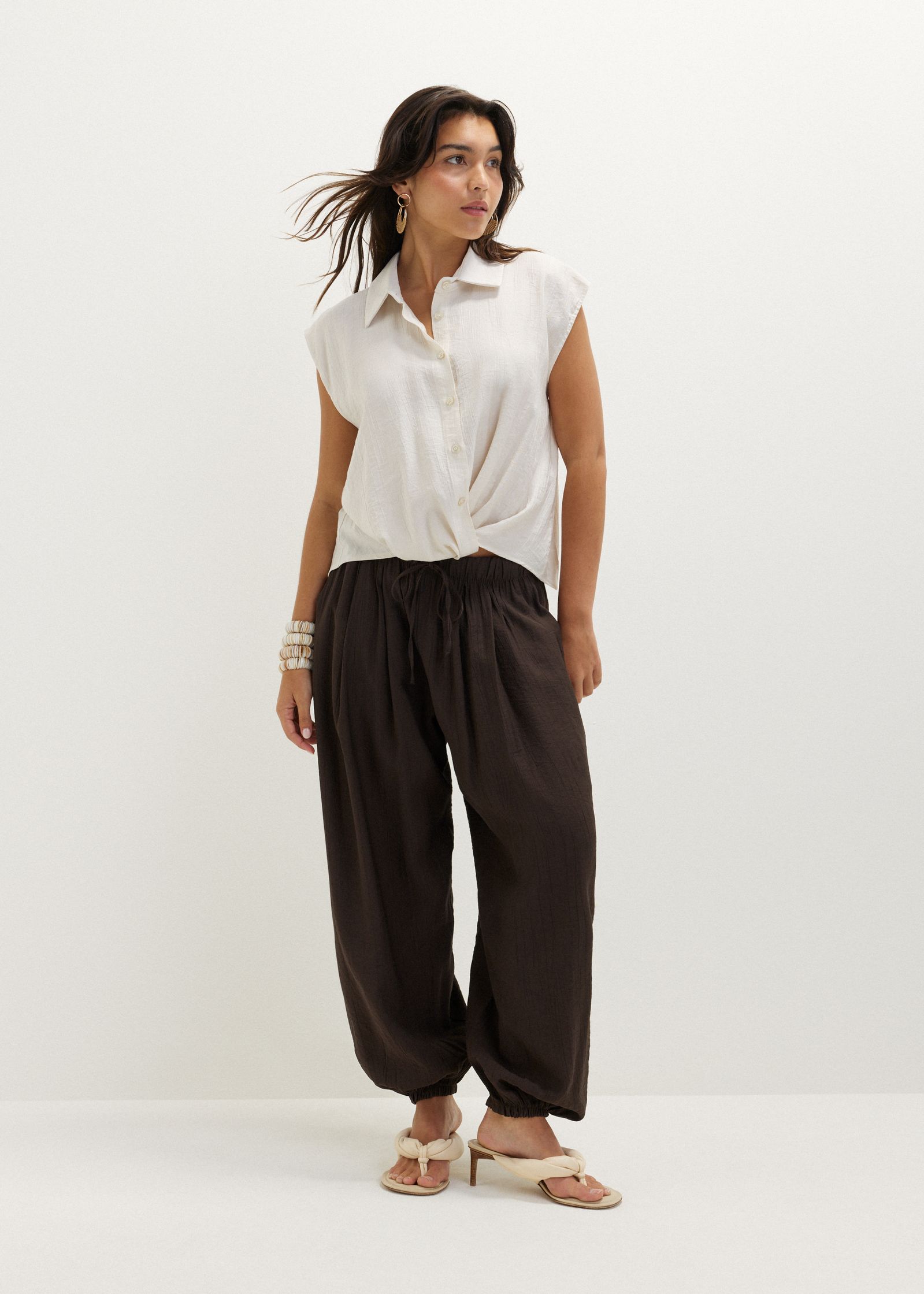 Mouwloze blouse met knoopdetail