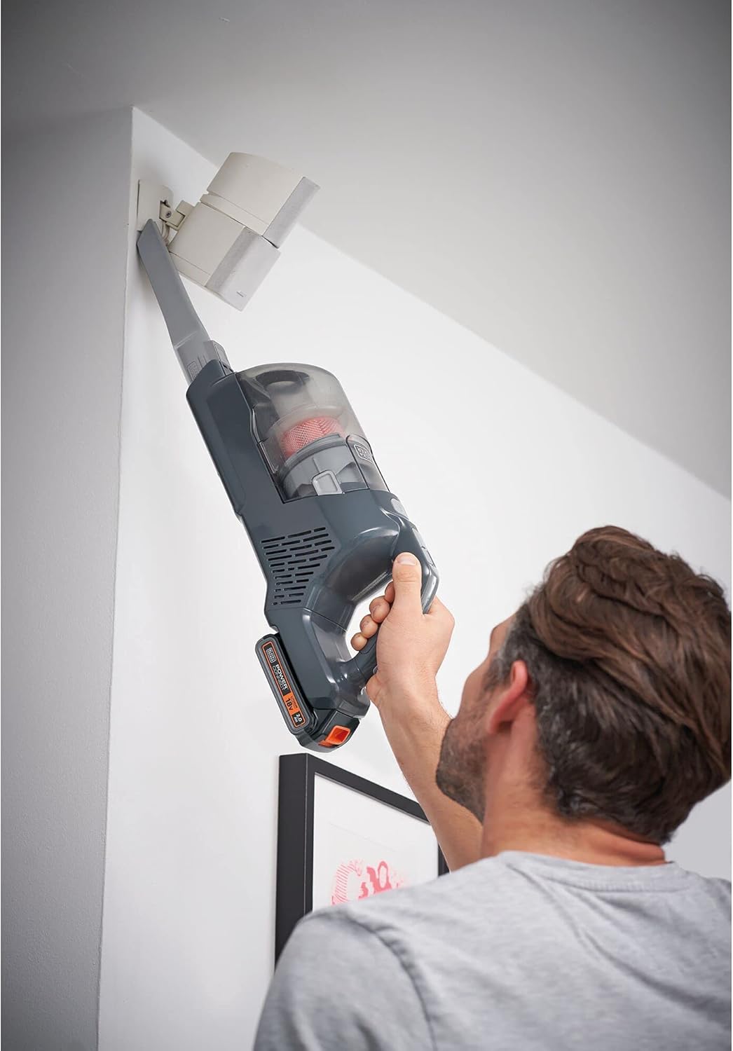 BLACK+DECKER 3-in-1 Akku-Stielsauger Powerseries+ BHFEA18D1 (18V, beutelloser Boden- & Handstaubsauger mit Elektrobürste, 2 Saugstufen, kabellos, inkl. Wandhalterung, Fugendüse, Akku & Ladegerät)