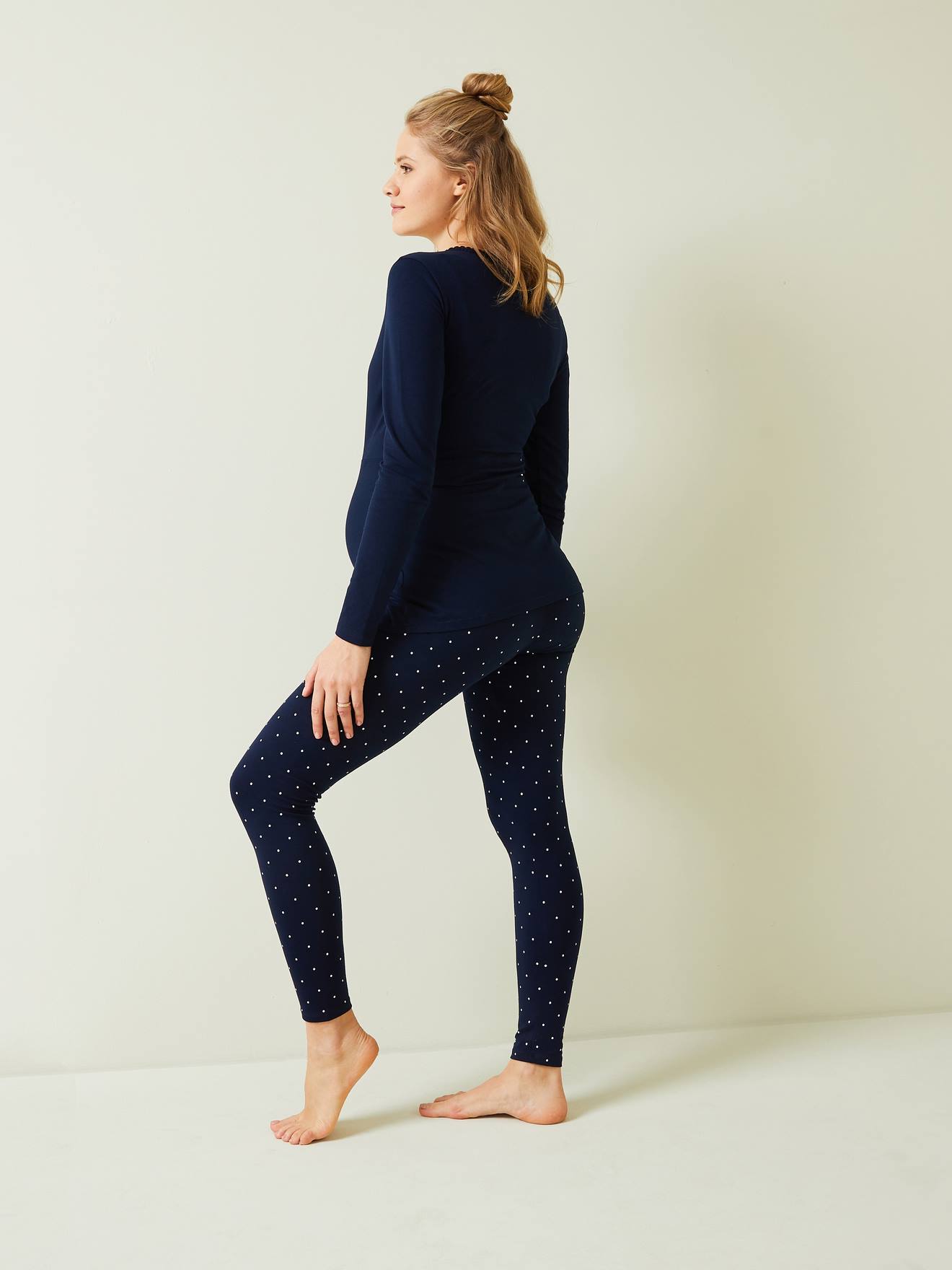 Conjunto de duas peças com pijama de maternidade e amamentação na cor argila.