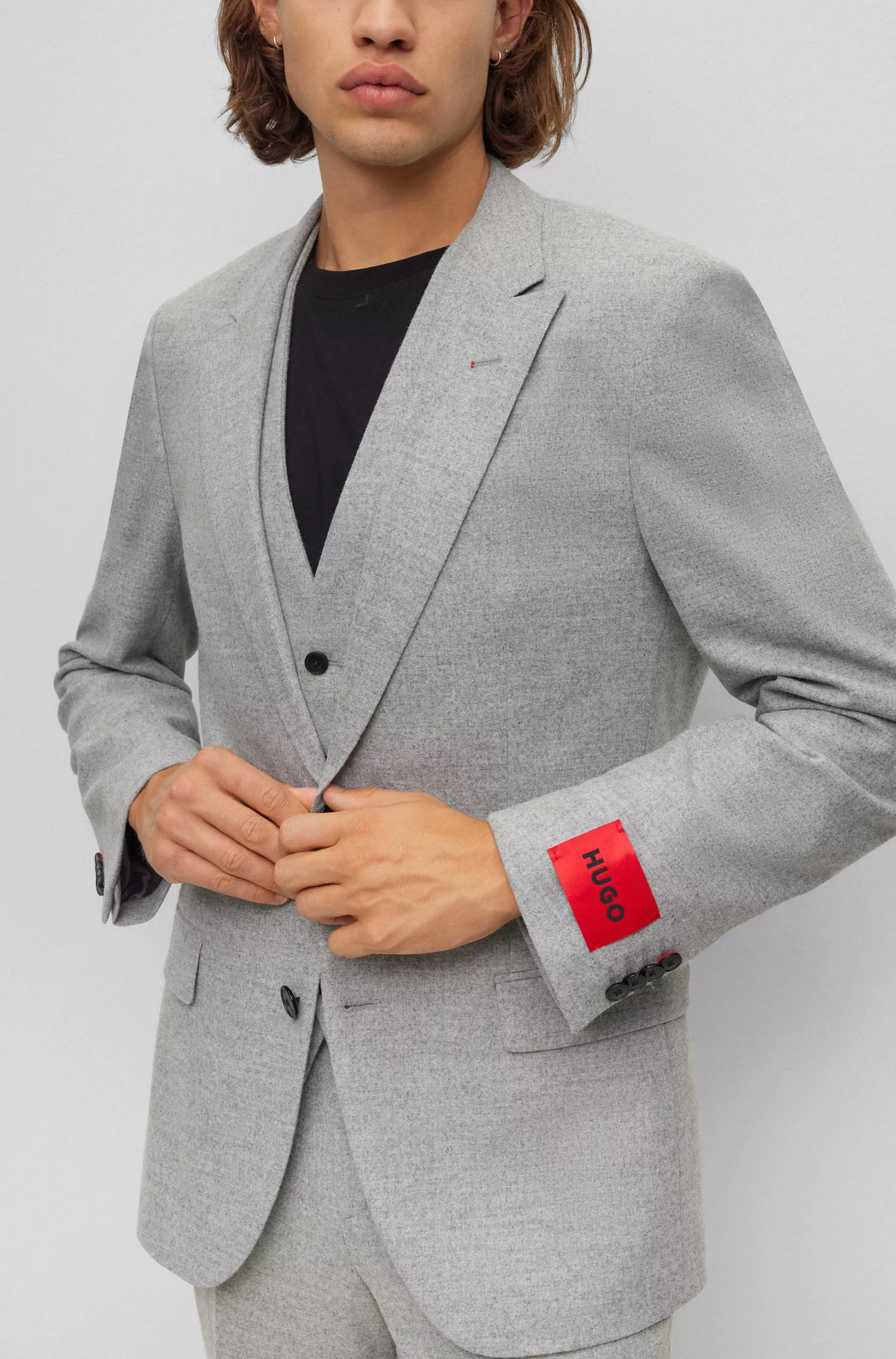 Terno HUGO vermelho de três peças, corte slim, em tecido elástico de alta performance.