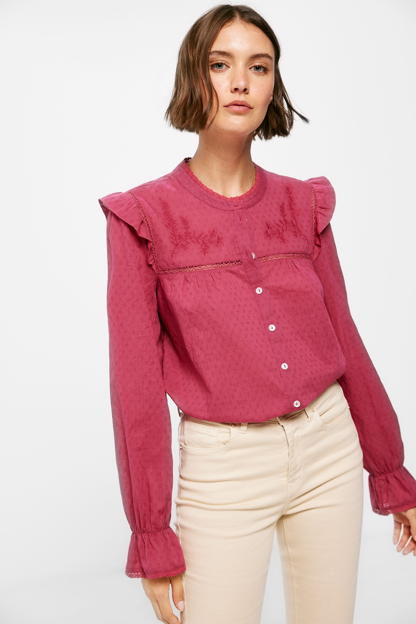 Blusa bordada com ombros franzidos