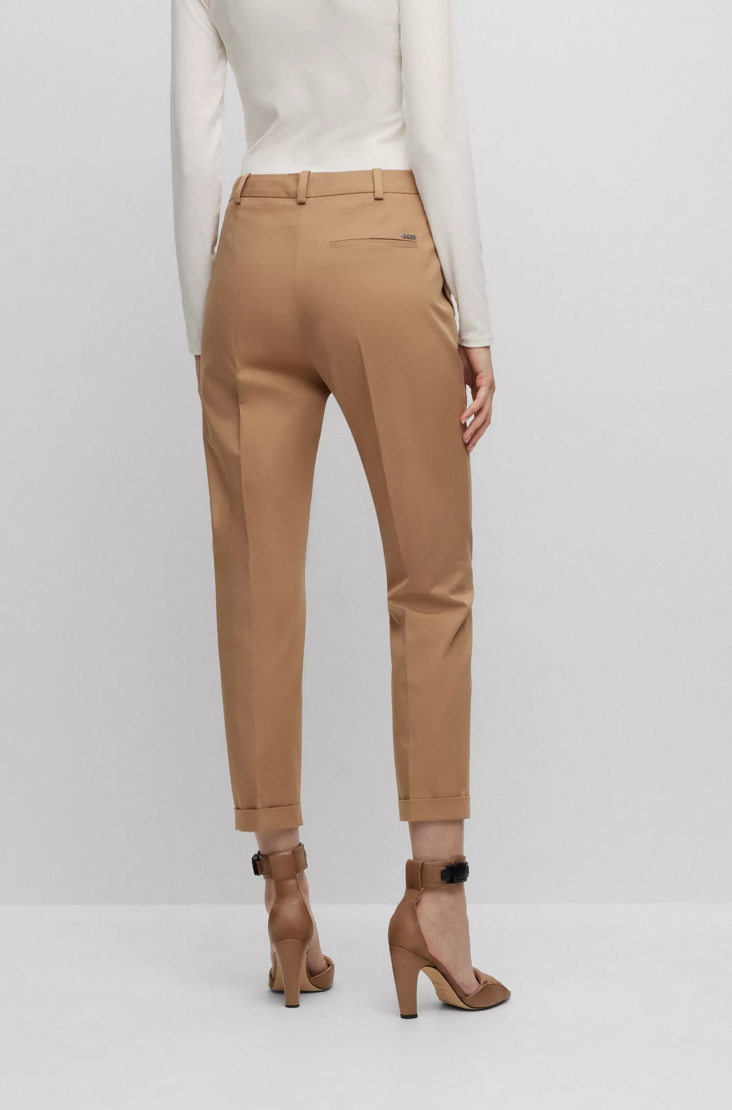 Calça BOSS preta, corte regular, em sarja de algodão elástico.