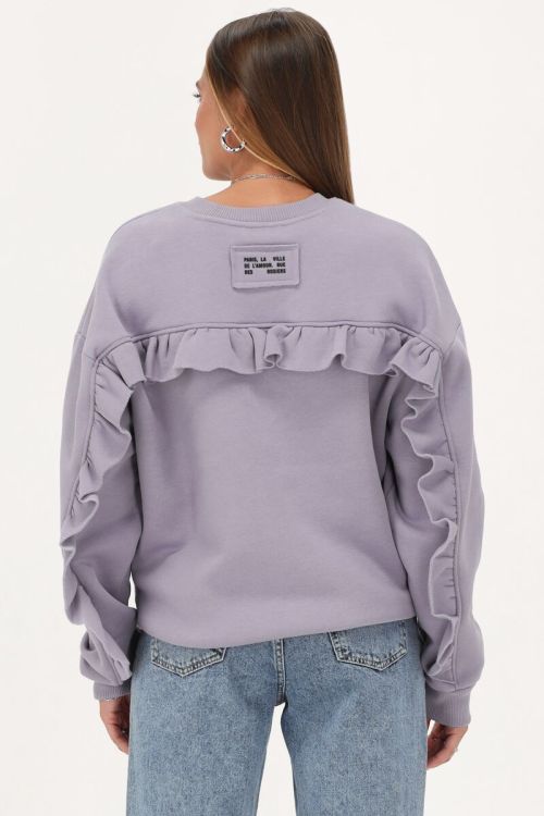 Lila sweater met ruffle en patch