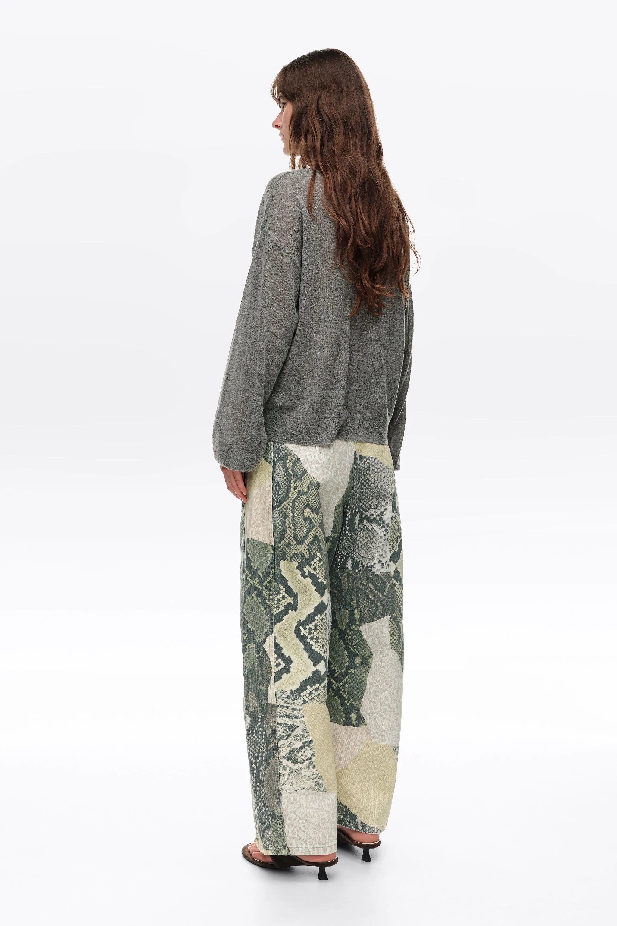 BARREL - Calça jeans verde patchwork com estampa de cobra e cintura ajustável.