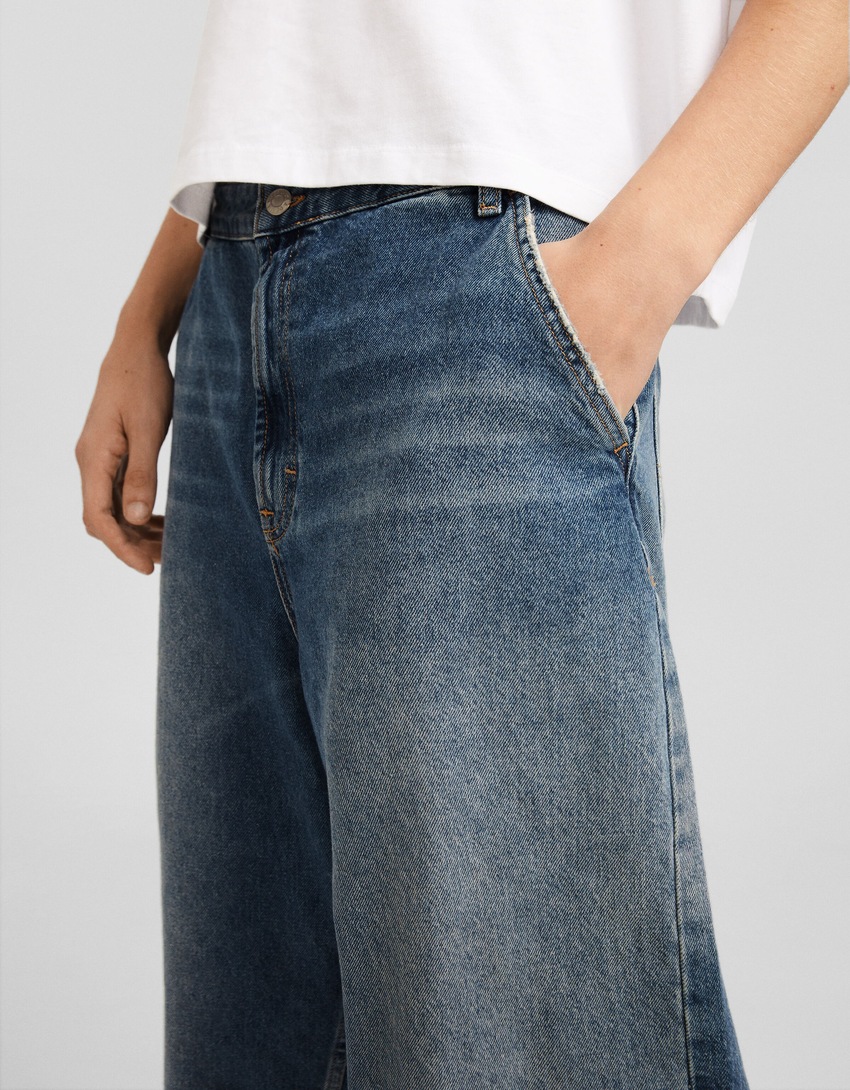 calça jeans estilo skater com efeito desbotado