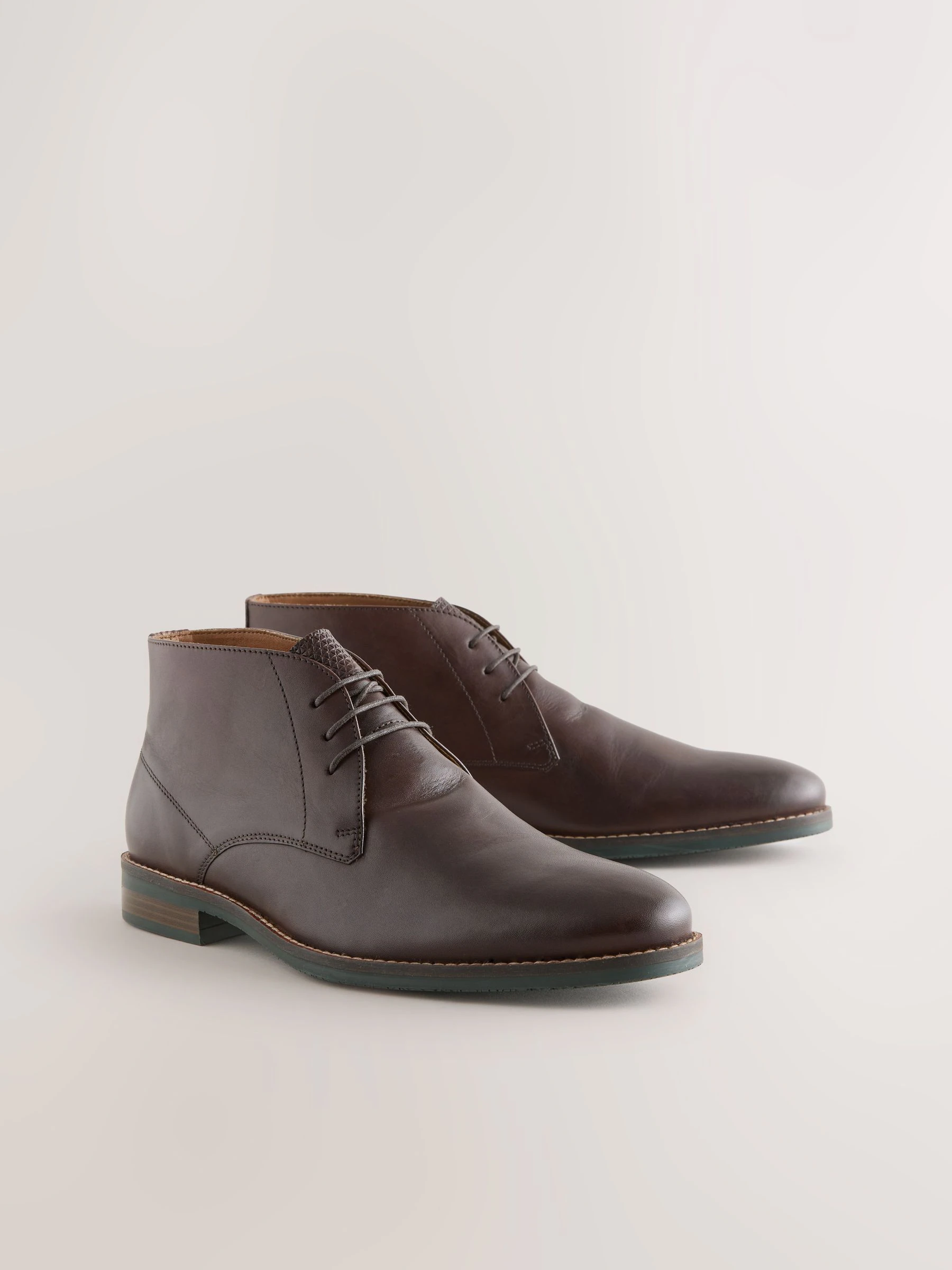 Bruin - Contrast Sole Leather Chukka Boots