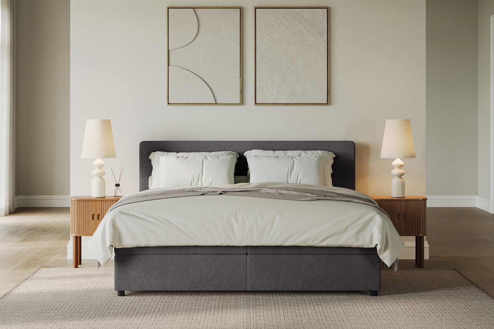 Premium 10 oppbevaringsseng 140x200 cm Magasinseng med oppbevaring, åpnes fra siden. I tekstil storm 97 grå, med medium fasthetsgrad og premium 10 overmadrass,sorte ben. Sengegavl selges separat.