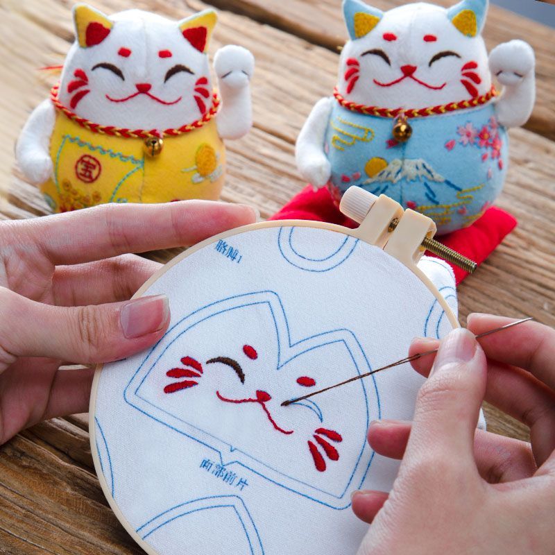 Embroidery Kingdom - DIY borduurpakket met gelukskattenamulet