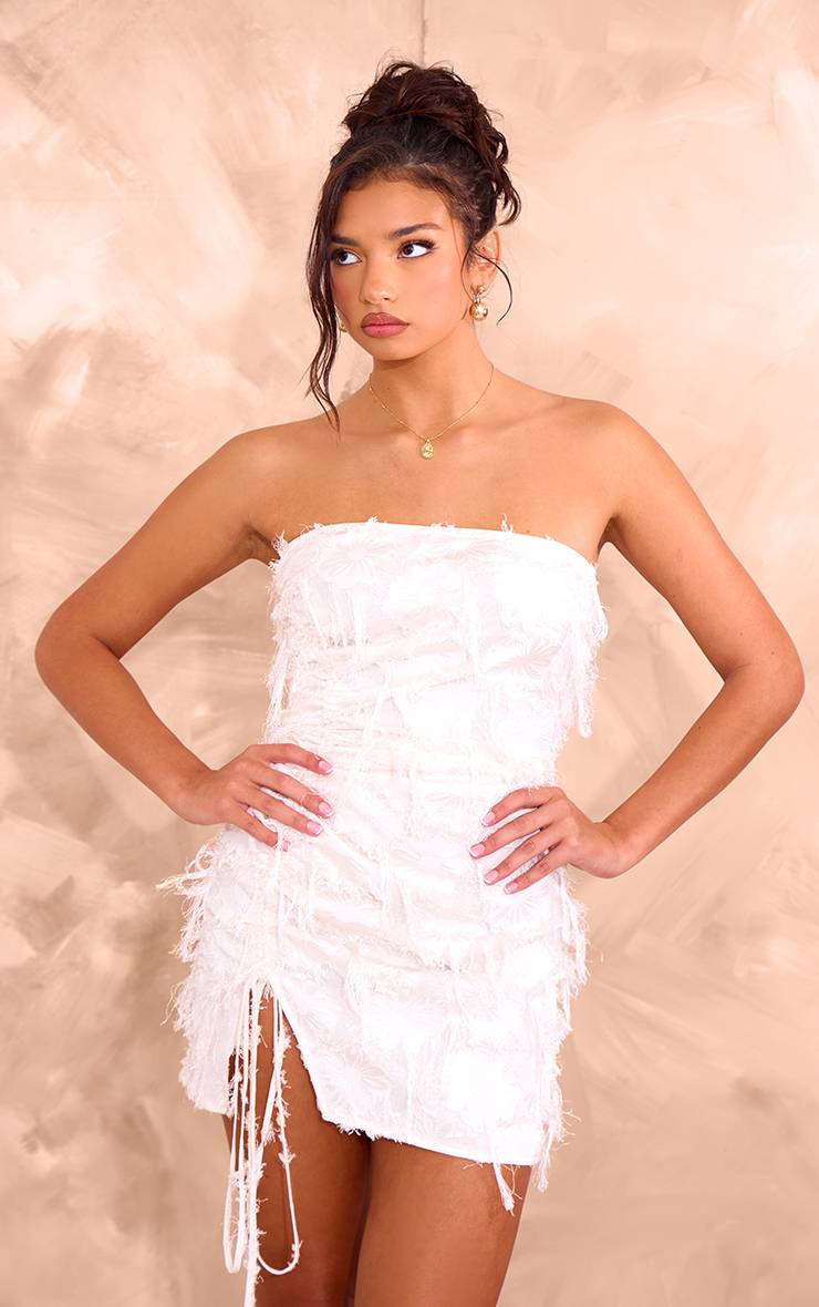 Crème Robe Moulante Mini Bandeau Froncée En Satin Avec Détail Cils
