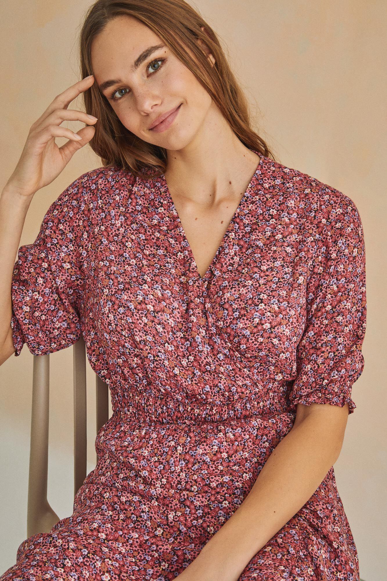 Vestido midi rosa com babados e estampa - estampa