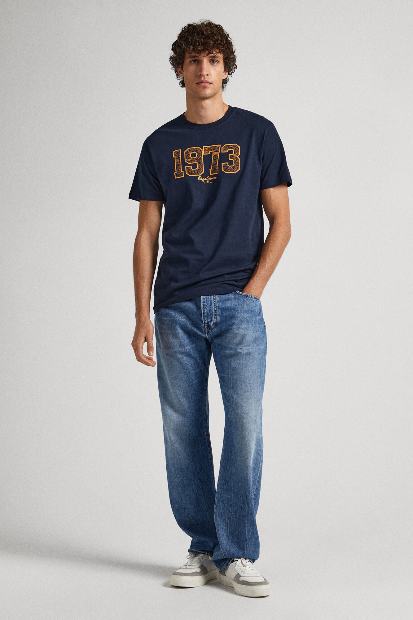Camiseta com estampa do logotipo de 1973