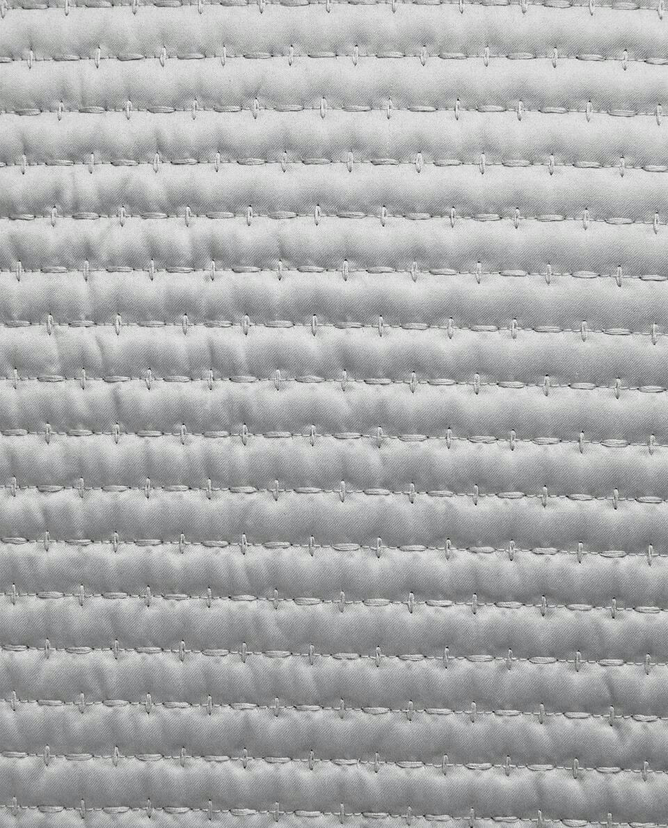 CAPA DE ALMOFADA COM COSTURA DETALHADA
