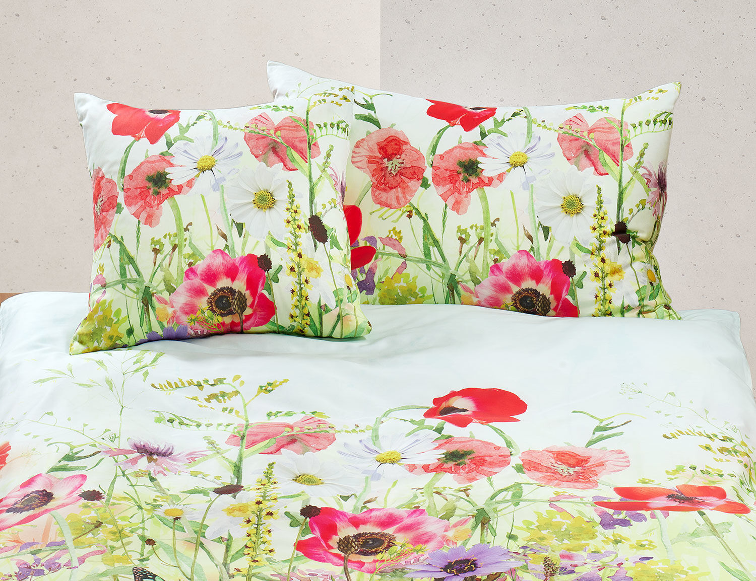 Bettwäsche mit farbenfroher Blumenwiese und Schmetterlingen