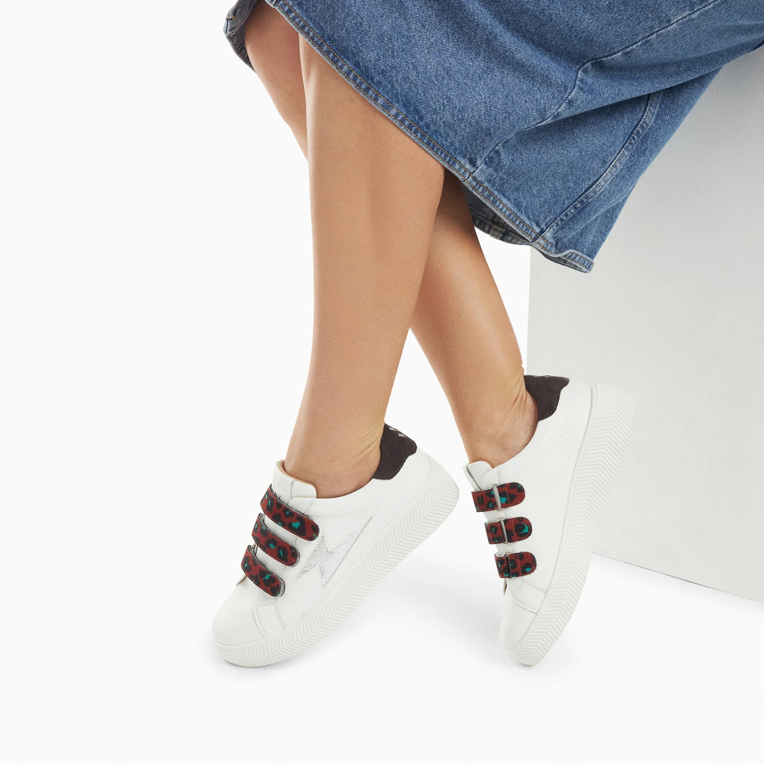 Sneakers-Baskets éclair Noura blanc et argent à scratchs léopard