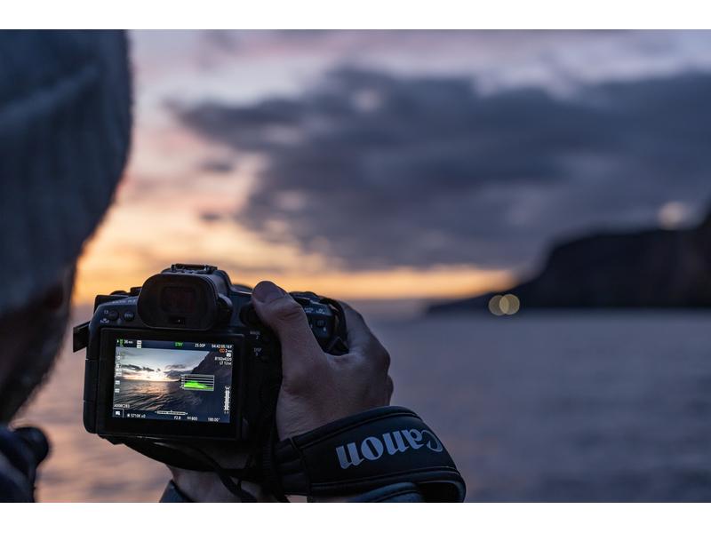 Canon Fotokamera EOS R5 C AV PRO CFexpress SE 512 GB Professionelle Systemkamera für Fotografen und Videoproduzenten mit CFexpress Typ B Speicherkarte