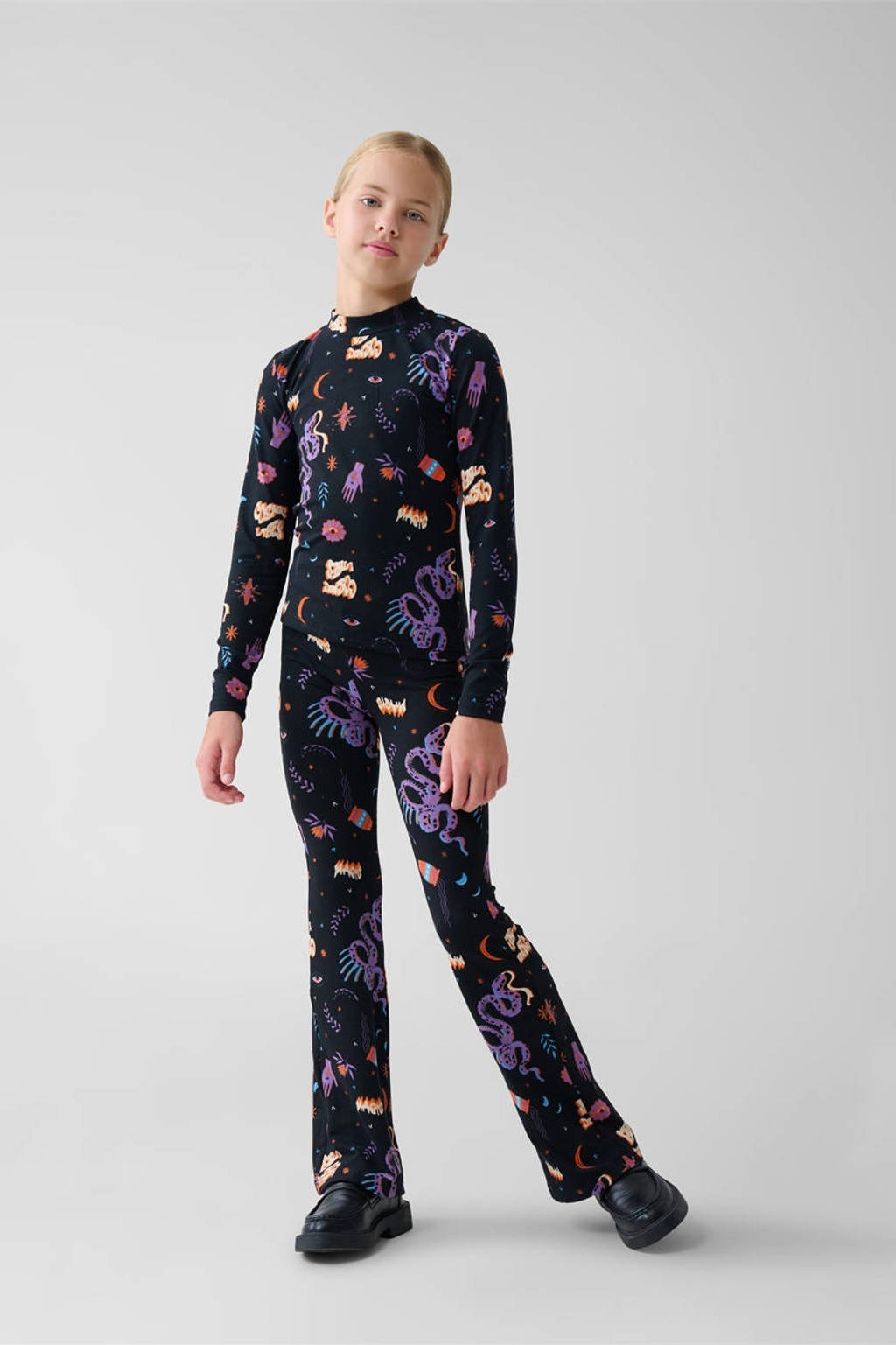 Shoeby high waist flared broek met all over print zwart/oranje/paars
