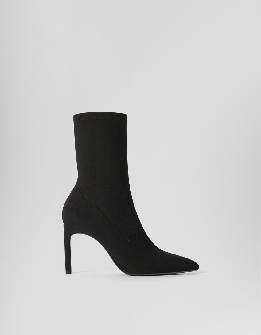Botas de cano curto com salto alto e modelagem ajustada
