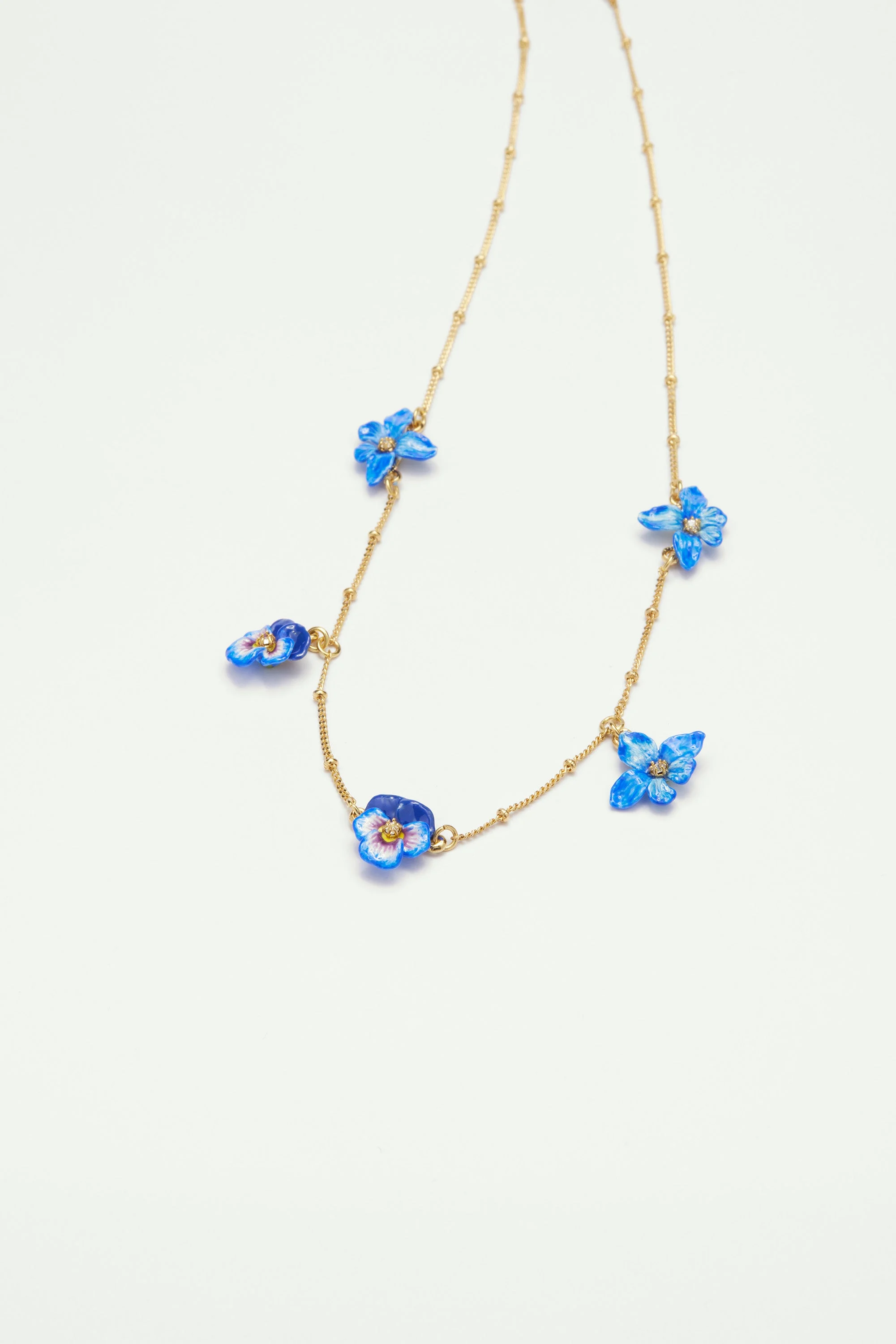 Collier fin violette, pensée et perles dorées | Bleu