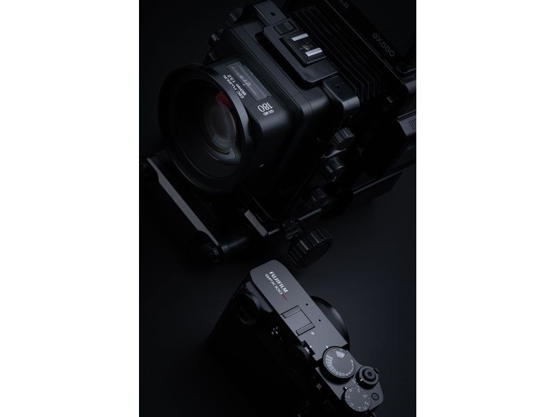 Fujifilm Fotokamera GFX 100RF Schwarz GFX-Kamera mit fest verbautem Objektiv und bringt die Mittelformat-Bildqualität in ein ultrakompaktes Design