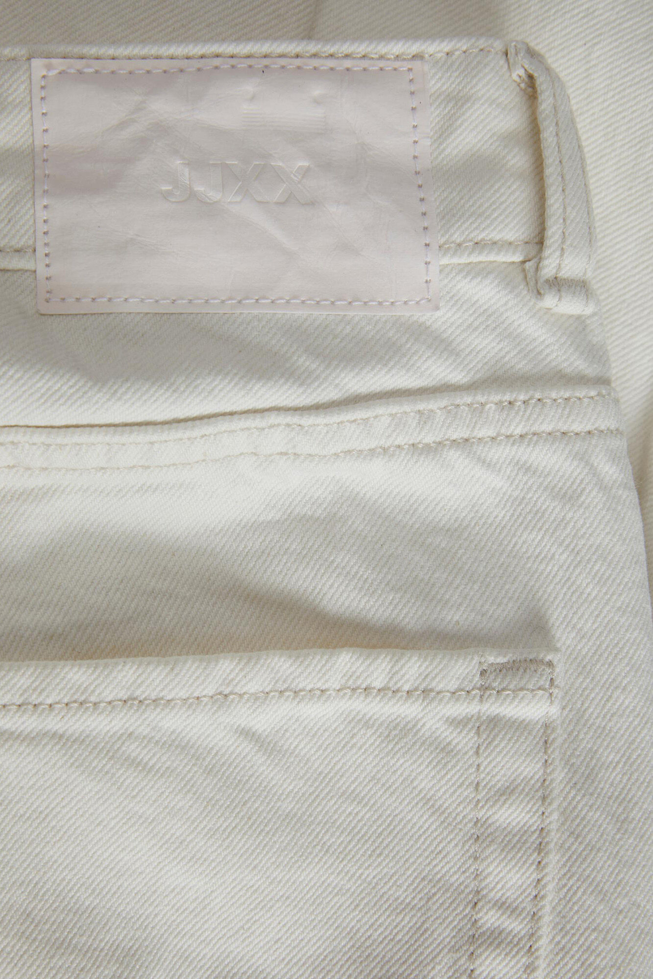 calça jeans branca estilo mom fit